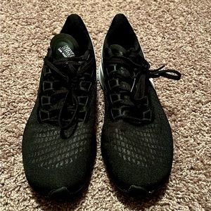 Nike Zoom Pegasus 37; Black and white